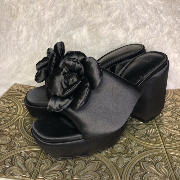 Gianni Bini Shoes - Gianni Bini Black Satin Floral Platform Shoes size 7.5 NWOT